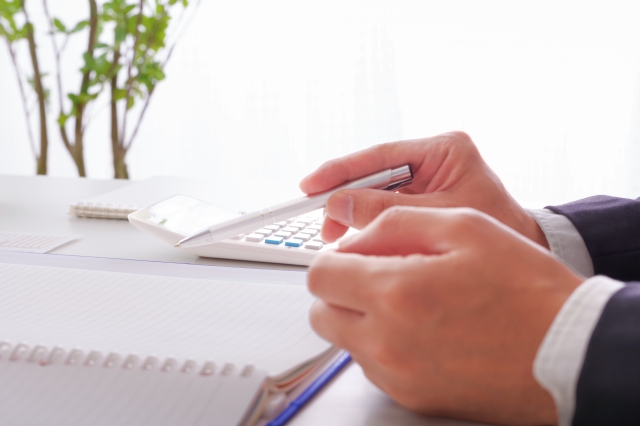 資料を指さす男性